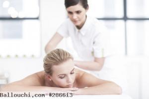 une masseuse esthéticienne qualifiée